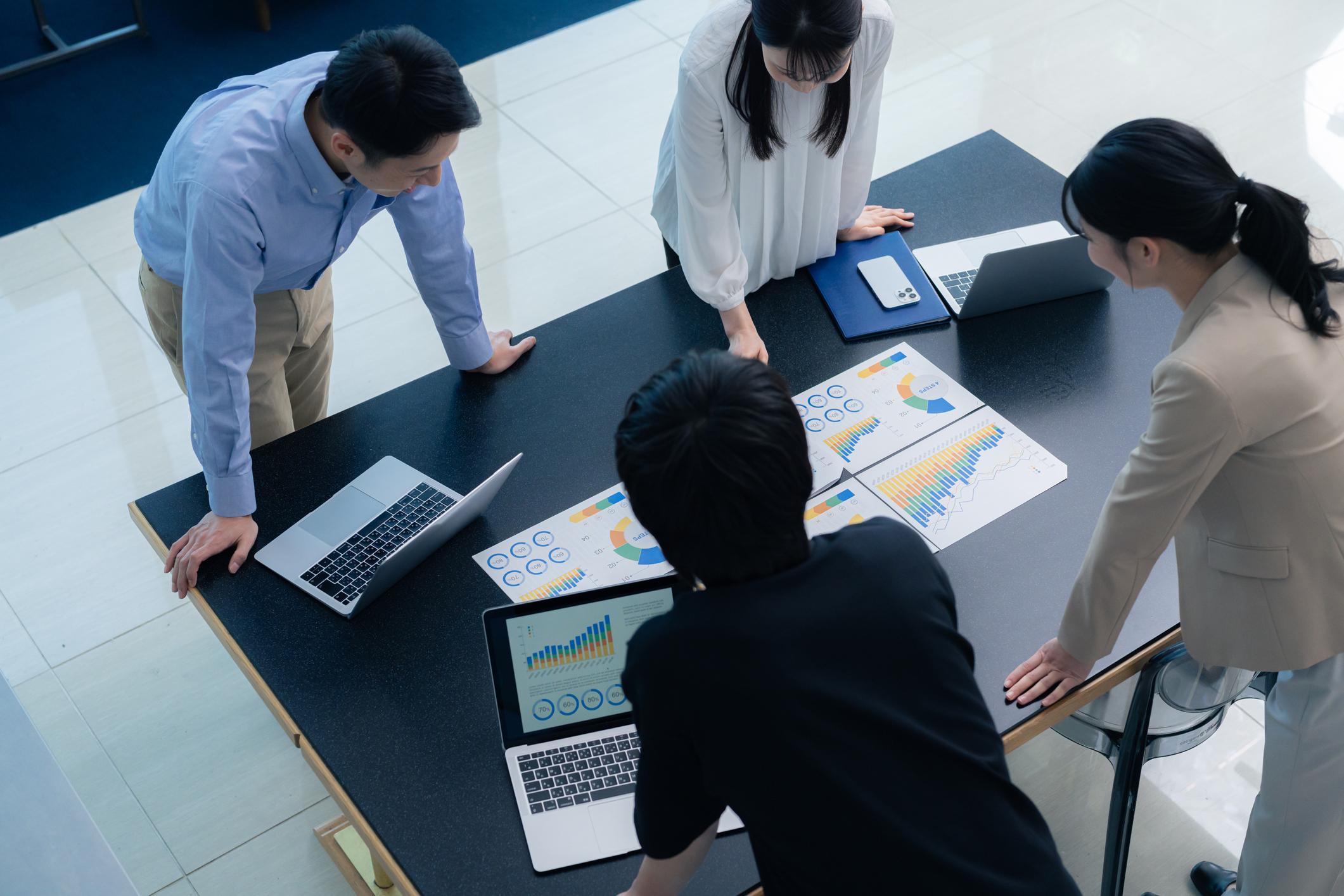 AIサービスを運用し改善する様子